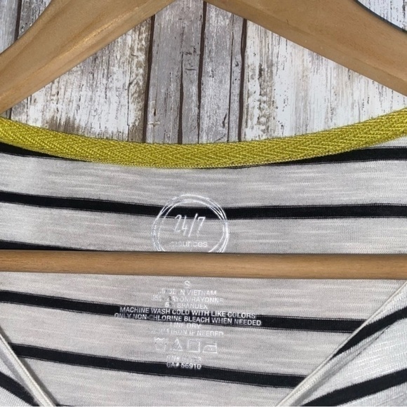 Maurices 24/7 Black & White Striped Long Sleeve - Picture 4 of 4